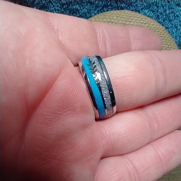 Silvertone faux blue turquoise grey glitter arrow band ring - Picture 4 of 5